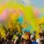 Junge Menschen bewerfen sich mit Farbe